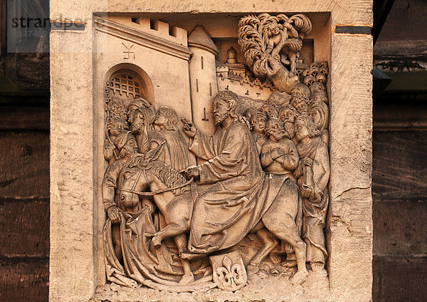 Jesus zieht in Jerusalem ein  alte Relieftafel an der Sebalduskirche  Albrecht-Dürer-Platz 1  Nürnberg  Mittelfranken  Bayern  Deutschland Europa