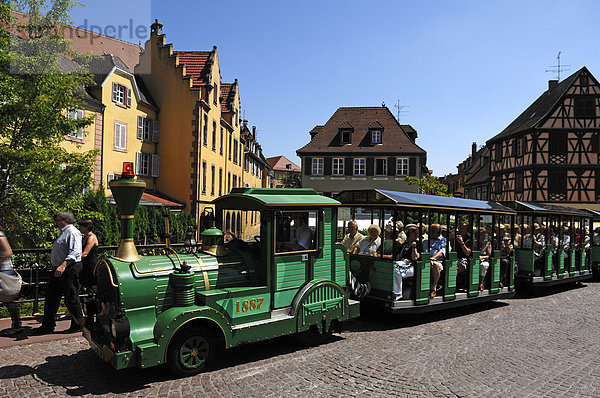 Touristen in einer Touristenbahn für Stadtrundfahrten  Colmar  Elsass  Frankreich  Europa