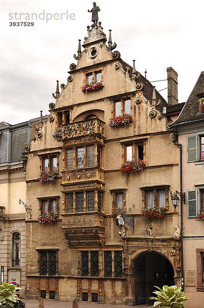 Reich verzierte Fassade der Bourse aux Vins von 1609  19  Rue TÍtes  Colmar  Elsass  Frankreich  Europa