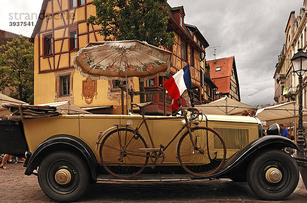 Alter Citroen mit original Fahrrad der Tour de France  1932 in der Innenstadt  Colmar  Elass  Frankreich  Europa