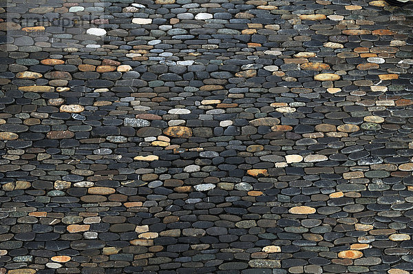 Gehwegpflasterung mit kleinen Steinen am Martinstor  Kaiser-Joseph-Straße  Freiburg im Breisgau  Deutschland  Europa
