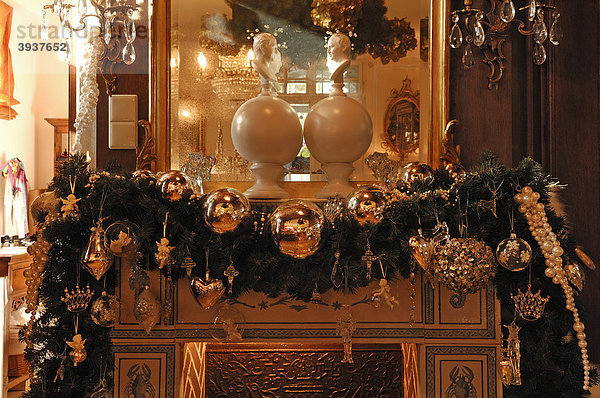 Weihnachtsdekoration an einem Kamin  Detail  zum Verkauf dekoriert  Villa & Ambiente  Im Weller  Nürnberg  Mittelfranken  Bayern  Deutschland  Europa