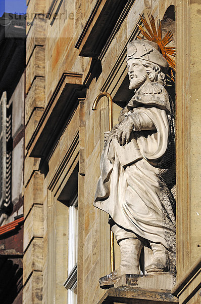 Große Heiligenfigur an einer Fassadennische  Karolinenstr.  Bamberg  Oberfranken  Bayern  Deutschland  Europa