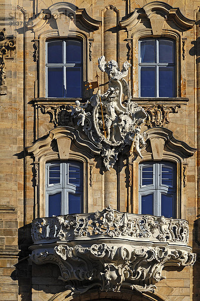 Barockbalkon  Mitte 18. Jhd.  darüber altes Stadtwappen von Bamberg am Alten Rathaus  Obere Brücke 1  Bamberg  Oberfranken  Bayern  Deutschland  Europa