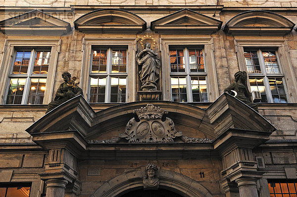Detail der Fassade des Bibra Hauses  1716  Karolinenstraße 11  Bamberg  Oberfranken  Bayern  Deutschland  Europa