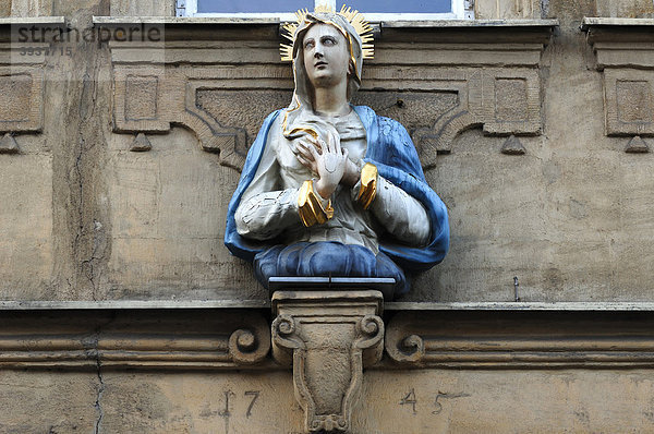 Farbige Büste der heiligen Maria an einer Hauswand von 1745  Kasernstraße 11  Bamberg  Oberfranken  Bayern  Deutschland  Europa