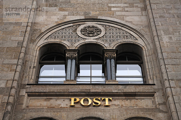 Ein Fenster in der Fassade der ehemaligen Kaiserlichen Postdirektion  1874  im neoromanischen Stil  Hansering  Halle Saale  Sachsen-Anhalt  Deutschland  Europa