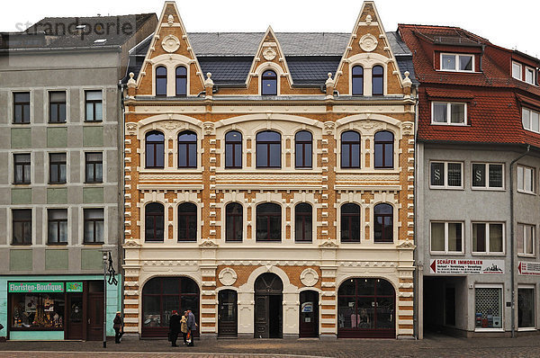 Renovierte dekorative Fassade eines alten Hauses  Ende 19. Jhd.  Entenplan 4  Merseburg  Sachsen-Anhalt  Deutschland  Europa