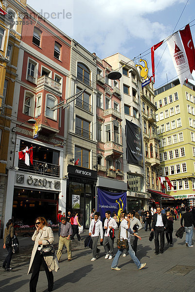 Häuserfassade  Passanten in der Istiklal Caddesi  Beyoglu Viertel  Istanbul  Türkei