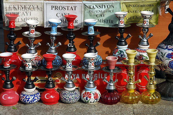 Wasserpfeifen als Souvenir auf einem Markt  Istanbul  Türkei