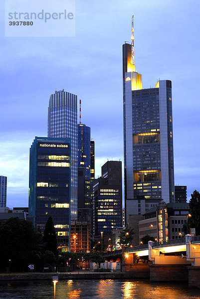 Skyline vom Bankenviertel mit Schweizer-Nationalbank SNB  Europäische Zentralbank EZB  Main Tower Helaba und Commerzbank  Frankfurt am Main  Hessen  Deutschland  Europa