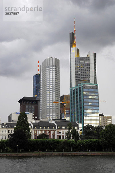 Graue Skyline vom Bankenviertel mit Main Tower Helaba  Europäische Zentralbank EZB  Commerzbank und Schweizer-Nationalbank SNB  Frankfurt am Main  Hessen  Deutschland  Europa