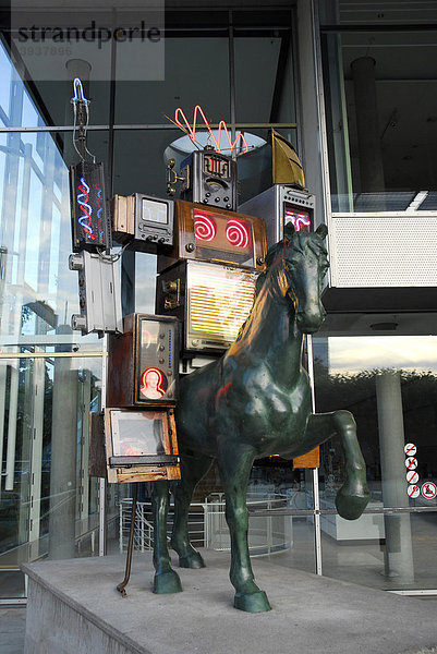 Moderne Skulptur Pre-Bell-Man am Museum für Kommunikation  Museumsufer  Schaumainkai  Frankfurt am Main  Hessen  Deutschland  Europa