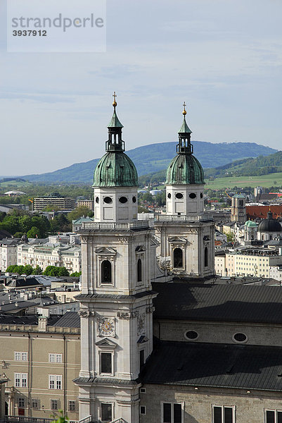 Blick vom Mönchsberg auf Dom und Altstadt  Stadt Salzburg  Salzburger Land  Österreich  Europa