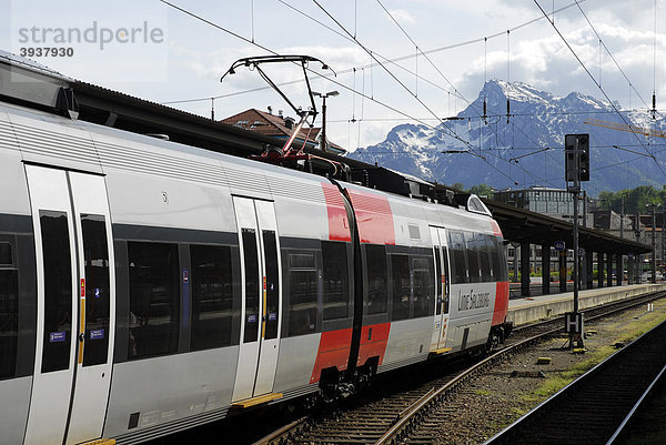 Regionalbahn am Hauptbahnhof  Neustadt  Stadt Salzburg  Alpen  Salzburger Land  Österreich  Europa