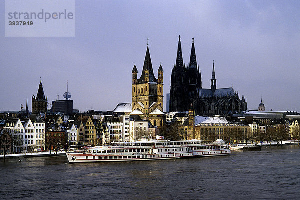 Ausflugsschiff im Winter  Schnee und Hochwasser am Rhein  dahinter Kirche Groß St. Martin und Kölner Dom  Altstadt  Köln  Nordrhein-Westfalen  Deutschland  Europa