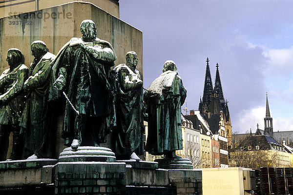 Denkmal zu Friedrich-Wilhelm III  Sockel  Figuren im Schnee  Winter am Heumarkt  dahinter Kölner Dom  Altstadt  Köln  Nordrhein-Westfalen  Deutschland  Europa
