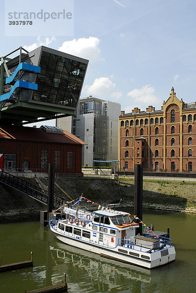 Ausflugsschiff  dahinter Port Event Center oder auch Wolkenbügel und Alte Mälzerei  Architektur am Handelshafen  Medienhafen  Rheinhafen  Düsseldorf  Nordrhein-Westfalen  Deutschland  Europa