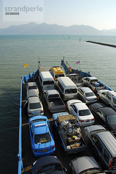 Autos auf einer Fähre zwischen Trat Festland und Insel Koh Chang  Nationalpark Mu Ko Chang  Trat  Golf von Thailand  Thailand  Asien