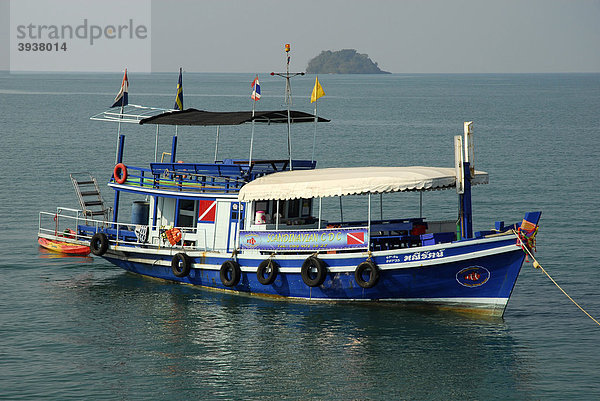 Boot  Ausflugsboot vor Kai Bae Beach  Insel Koh Chang  Nationalpark Mu Ko Chang  Trat  Golf von Thailand  Thailand  Asien