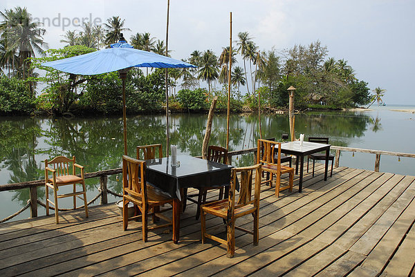 Bar Cafe Restaurant Terrasse am Blue Lagoon  Klong Prao Beach  Insel Koh Chang  Nationalpark Mu Ko Chang  Trat  Golf von Thailand  Thailand  Asien