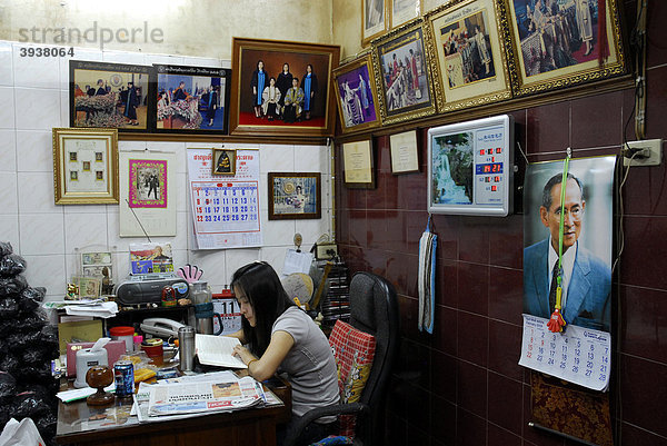 Büroraum in einem überdachten Markt im Stadtzentrum  Phra Nakhon Bezirk  Bangkok  Krung Thep  Thailand  Asien
