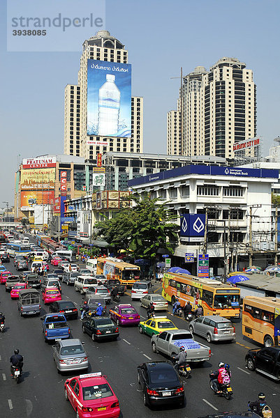 Straße mit Autos und sonstigem Stadtverkehr  Gebäude mit Werbung in der Ratchadamri Road  Pathumwan  Pathum Wan Bezirk  Bangkok  Krung Thep  Thailand  Asien