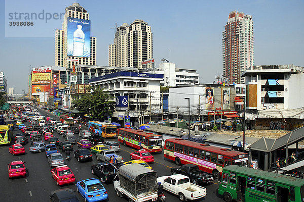 Straße mit Autos und sonstigem Stadtverkehr  Gebäude mit Werbung in der Ratchadamri Road  Pathumwan  Pathum Wan Bezirk  Bangkok  Krung Thep  Thailand  Asien