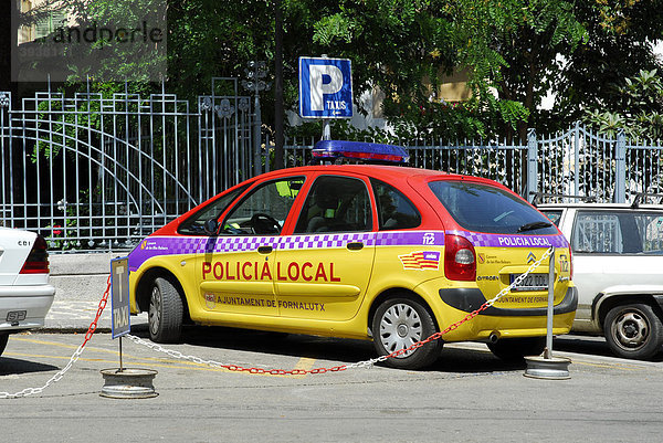 Policia Local  bunter Polizeiwagen auf Parkplatz für Taxis  Soller  Mallorca  Balearen  Balearische Inseln  Spanien  Europa