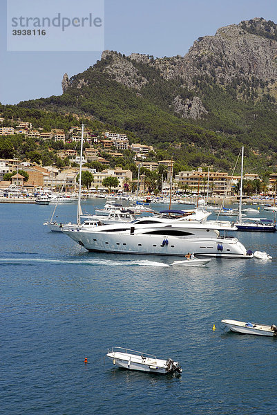 Boote  Bucht mit Jachthafen  Puerto Soller  Port de Soller  Mallorca  Balearen  Balearische Inseln  Mittelmeer  Spanien  Europa