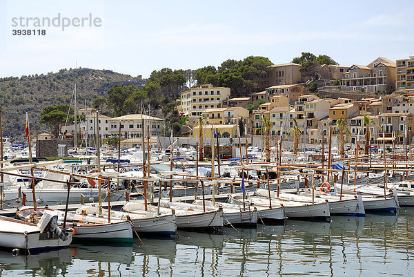 Segelboote im Hafen  dahinter die Häuser von Puerto Soller  Port de Soller  Mallorca  Balearen  Balearische Inseln  Mittelmeer  Spanien  Europa
