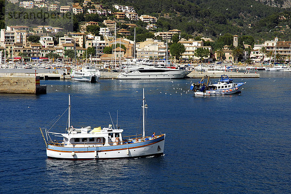 Motorboot am Hafeneingang  Puerto Soller  Port de Soller  Mallorca  Balearen  Balearische Inseln  Mittelmeer  Spanien  Europa