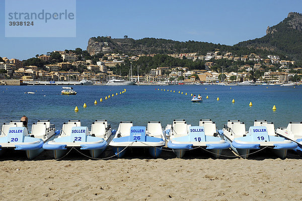 Tretboote am Strand  Playa Puerto Soller  Port de Soller  Mallorca  Balearen  Balearische Inseln  Mittelmeer  Spanien  Europa