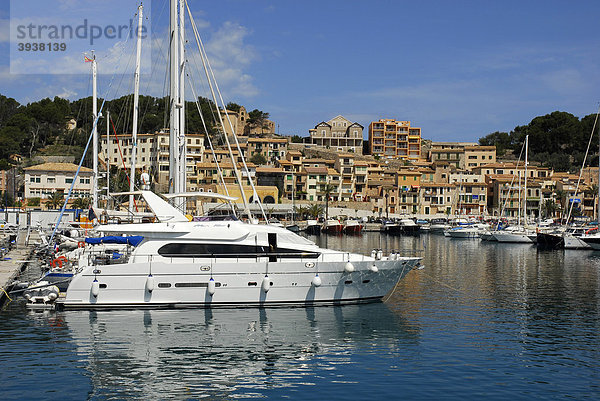 Boote  Bucht mit Jachthafen  Puerto Soller  Port de Soller  Mallorca  Balearen  Balearische Inseln  Mittelmeer  Spanien  Europa