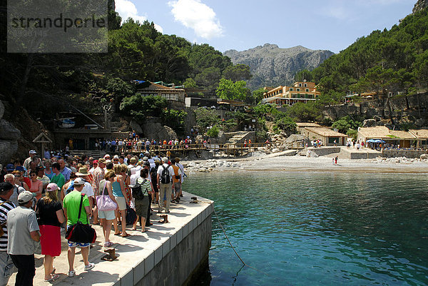 Touristen  Bootsausflug zur Bucht Cala de Sa Calobra  Mallorca  Balearen  Balearische Inseln  Mittelmeer  Spanien  Europa