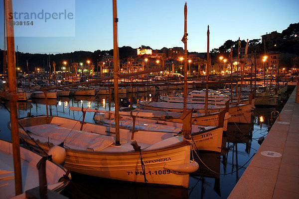 Boote im Hafen  Abendstimmung über der Bucht  Puerto Soller  Port de Soller  Mallorca  Balearen  Balearische Inseln  Mittelmeer  Spanien  Europa