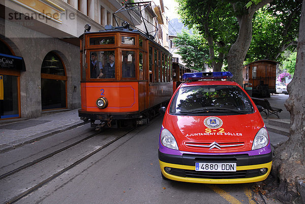 Polizeiwagen  Straßenbahn in Soller  tranvia nach Puerto Soller  Port de Soller  Mallorca  Balearen  Balearische Inseln  Spanien  Europa