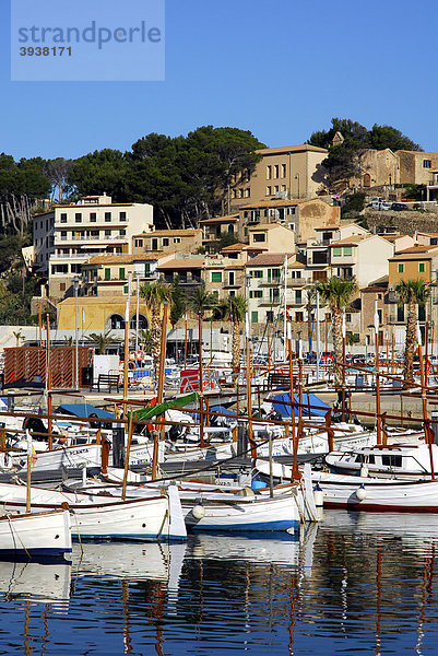 Segelboote im Hafen  dahinter die Häuser von Puerto Soller  Port de Soller  Mallorca  Balearen  Balearische Inseln  Mittelmeer  Spanien  Europa