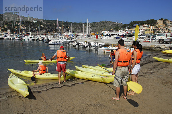 Kanufahren  Kanu fahren im Hafen von Puerto Soller  Port de Soller  Mallorca  Balearen  Balearische Inseln  Mittelmeer  Spanien  Europa
