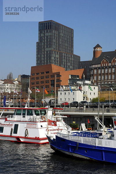 Hamburger Hafen zwischen St. Pauli Fischmarkt und St. Pauli Landungsbrücken  Fluss Elbe  Hansestadt Hamburg  Deutschland  Europa