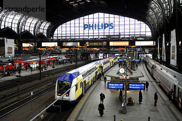 Zug  Verkehr am Bahnsteig  Hauptbahnhof  Hansestadt Hamburg  Deutschland  Europa