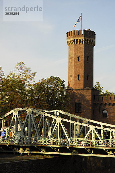 Drehbrücke  Brücke zur Rheinauhalbinsel  dahinter der Malakoffturm  Kölner Rheinauhafen  Köln  Rheinland  Nordrhein-Westfalen  Deutschland  Europa