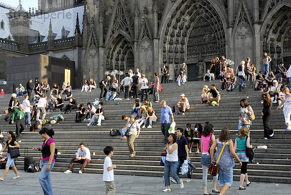 Leute auf der Treppe vor dem Kölner Dom  Domplatte  Köln  Rheinland  Nordrhein-Westfalen  Deutschland  Europa