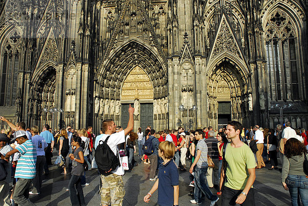 Leute vor dem Hauptportal  Kölner Dom  Domplatte  Köln  Rheinland  Nordrhein-Westfalen  Deutschland  Europa
