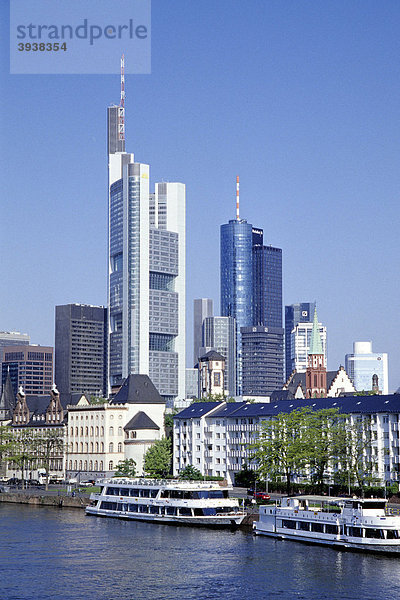 Boote und Häuser am Mainufer  Mainkai  dahinter die Skyline vom Bankenviertel  Frankfurt am Main  Hessen  Deutschland  Europa