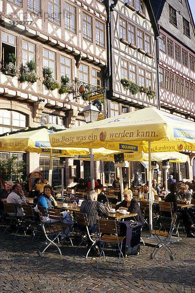 Bar und Cafe  rekonstruierte Fachwerkhäuser am Römerberg in der Altstadt  Frankfurt am Main  Hessen  Deutschland  Europa