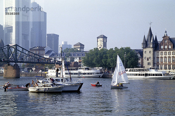 Boote auf dem Main  Mainkai  Eiserner Steg  Altstadt  Frankfurt am Main  Hessen  Deutschland  Europa