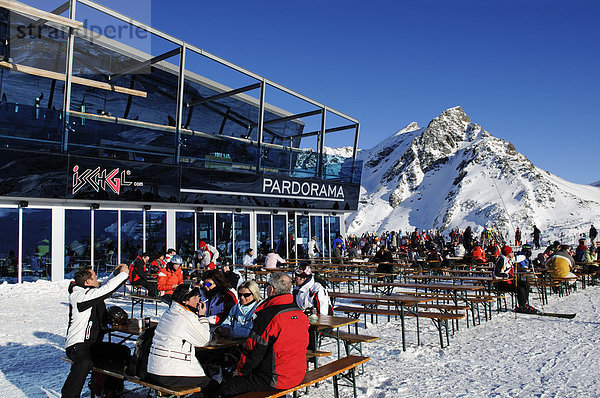 Entfernungsanzeiger aus Skispitzen  Bergrestaurant Pardorama  Skigebiet Ischgl  Tirol  Österreich  Europa