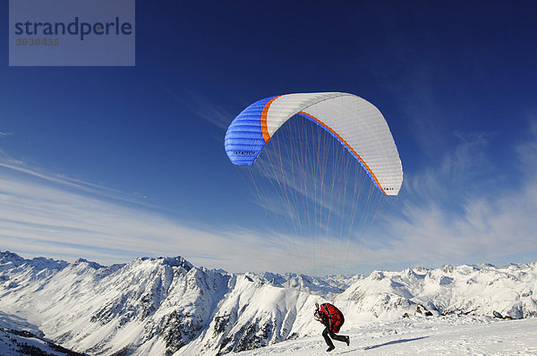 Paraglider beim Start  Pardorama  Skigebiet Ischgl  Tirol  Österreich  Europa
