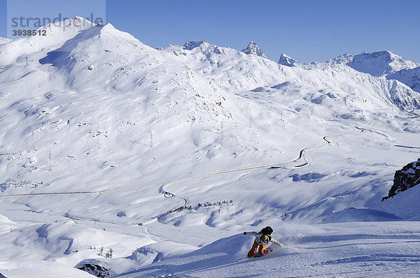 Snowboarder über dem Bernina Pass  Diavolezza Skigebiet  Sankt Moritz  Graubünden  Schweiz  Europa Kanton Graubünden